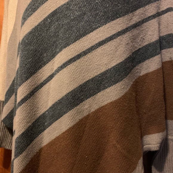 NWOT Dress Barn Poncho - Picture 3 of 12
